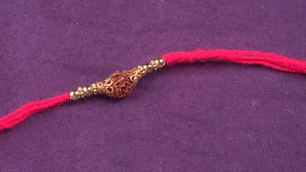 Geleneksel Hint Bilekliği Rakhi 'yi, Kardeş Bağlar Kardeşler Bileğinde Raksha Bandhan' ı