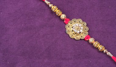 Geleneksel Hint Bilekliği Rakhi 'yi, Kardeş Bağlar Kardeşler Bileğinde Raksha Bandhan' ı