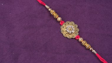 Geleneksel Hint Bilekliği Rakhi 'yi, Kardeş Bağlar Kardeşler Bileğinde Raksha Bandhan' ı