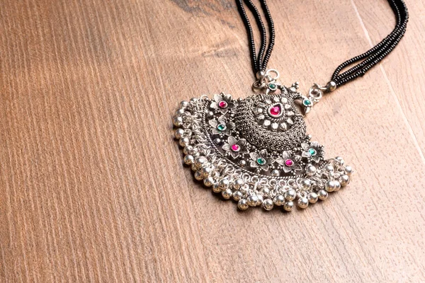 Indian Traditional Antique Retro Style Pendant Wooden Background — Fotografia de Stock