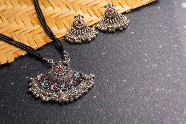 Indischer Anhänger Traditionellen Antik Oder Retro Stil Mit Ohrringen Auf — Stockfoto