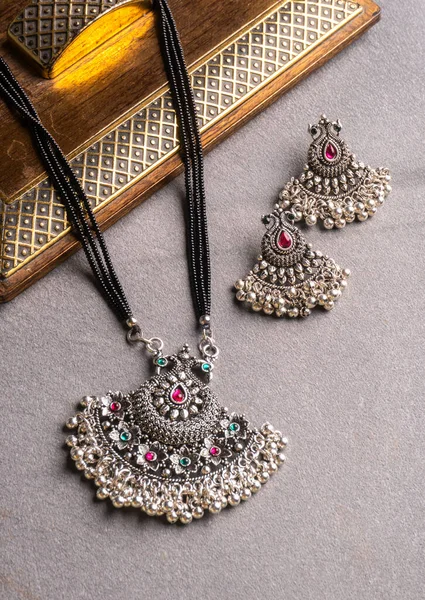 Pendentif Indien Style Antique Rétro Traditionnel Avec Boucles Oreilles Sur — Photo