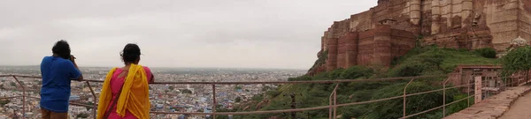 Indian Couple Hill View City Ancient Temple — Stock Fotó