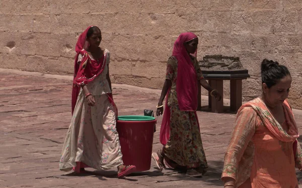 Indian Women Carrying Bucket Brick Building — ストック写真