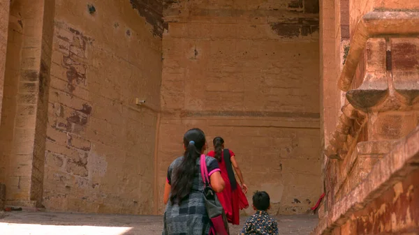 Tourists Ancient Indian Temple — ストック写真