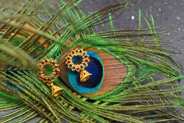 Beautiful Gold Jewelry Peacock Feather —  Fotos de Stock