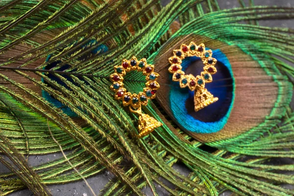 Beautiful Gold Jewelry Peacock Feather — Stockfoto