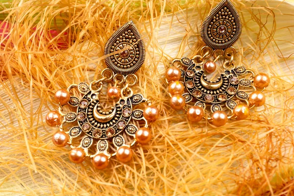 Beautiful Gold Earrings Corn Plant Red Background — Stok fotoğraf