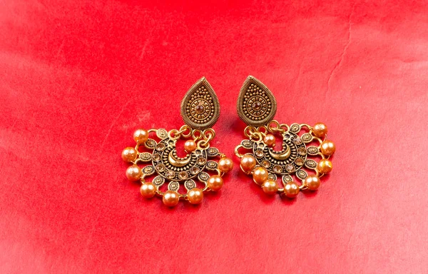 Beautiful Gold Earrings Red Background — Zdjęcie stockowe