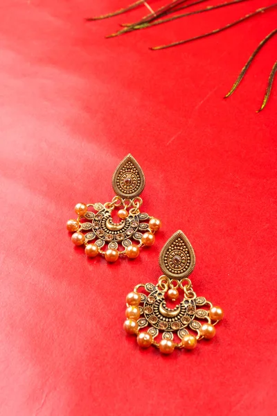 Beautiful Gold Earrings Red Background — Zdjęcie stockowe