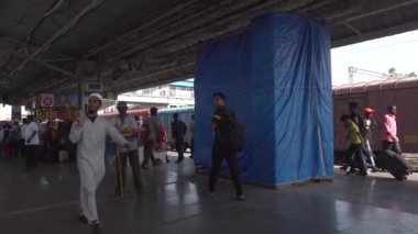 Hindistan 'daki tren istasyonundaki insanlar.