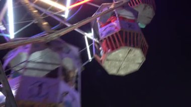 Geceleri renkli neon ışıklı dönme dolap.