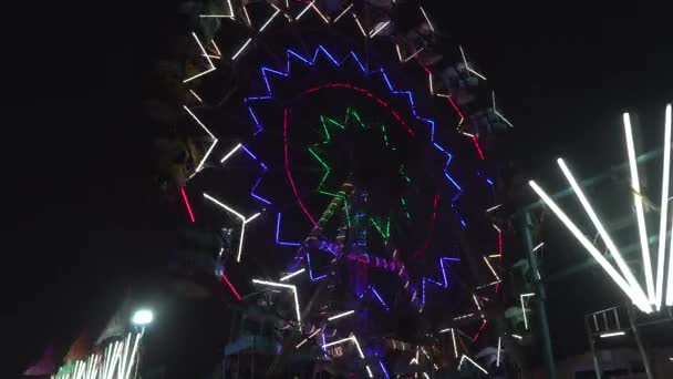 Ruota Panoramica Con Luci Neon Colorate Notte — Video Stock