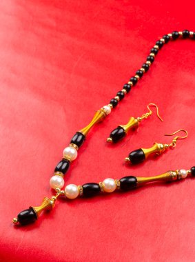 Kırmızı arkaplanda güzel boncuklar