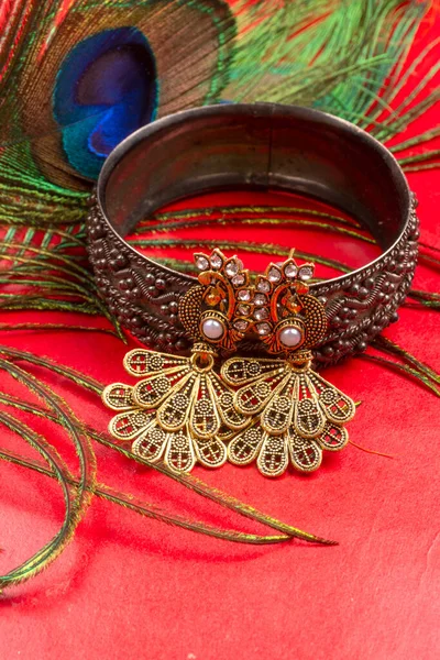 Beautiful Bracelet Earrings Peacock Feather Red Background — Stock fotografie