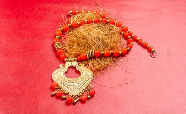 Красивое Традиционное Индийское Ожерелье Форме Сердца Красном Фоне — стоковое фото