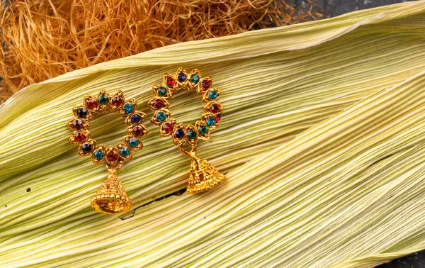 Golden Earrings Corn Leaves — Stockfoto