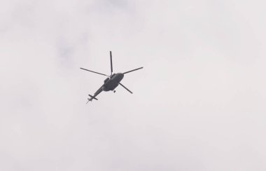 Bulutlu gökyüzünde uçan helikopter