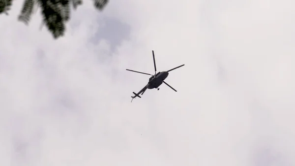 Hubschrauber Fliegt Bei Bewölktem Himmel — Stockfoto