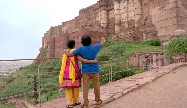 Couple Walking Ancient Temple India — Stock Fotó