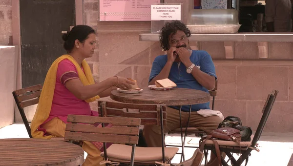 Indian Couple Outdoor Cafe — Stock fotografie