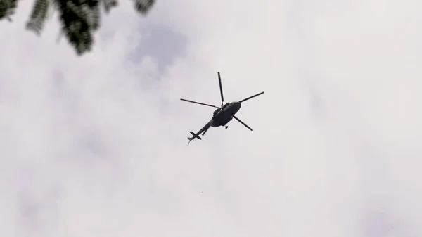 Helicóptero Voando Céu Nublado — Fotografia de Stock