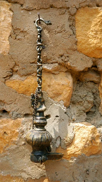 Стара Лампа Звисає Цегляній Стіні — стокове фото