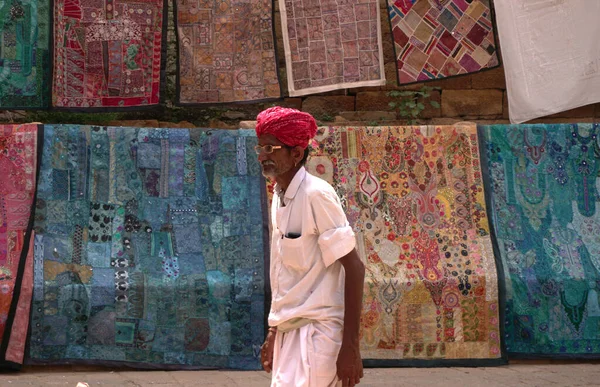 People Walking Traditional Colorful Carpets Street Indian City — Stockfoto