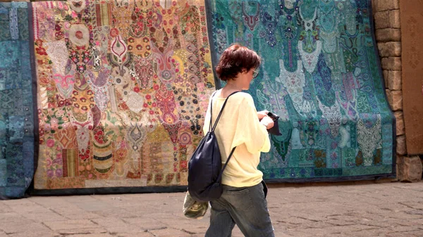 People Walking Traditional Colorful Carpets Street Indian City — Stok fotoğraf