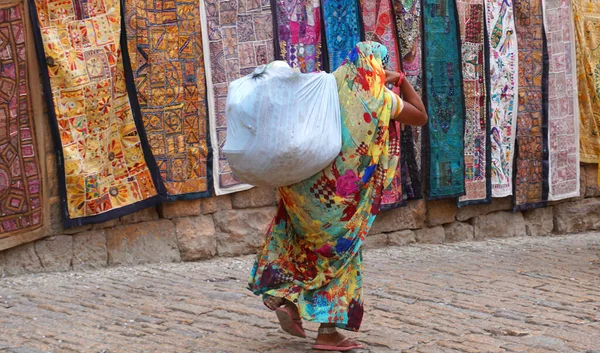 Indian Woman Walking Traditional Colorful Carpets Street City — Stok fotoğraf