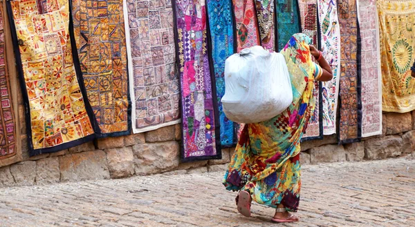Indian Woman Walking Traditional Colorful Carpets Street City — Stok fotoğraf