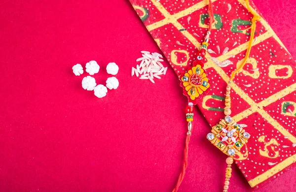 Традиционные Индийские Украшения Рисом Поздравительной Открыткой Красном Фоне — стоковое фото