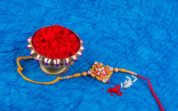 Традиційні Індійські Ювелірні Вироби Рисом Спеціями Синьому Тлі — стокове фото