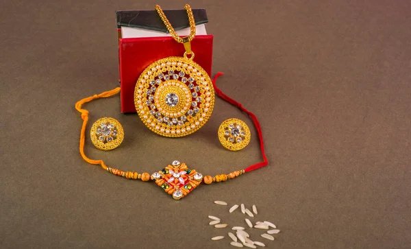 Traditional Indian Jewelry Earrings Necklace Box Rice — ストック写真