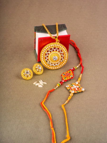 Traditional Indian Jewelry Earrings Necklace Box Rice — 스톡 사진