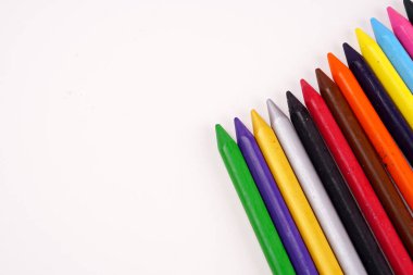 Beyaz kağıt arka plan üzerinde renkli kalemler