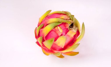 Beyaz arka planda taze olgun ejderha meyvesi