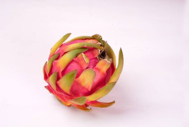 Beyaz arka planda taze olgun ejderha meyvesi