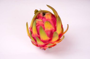 Beyaz arka planda taze olgun ejderha meyvesi