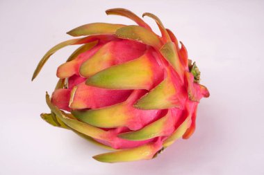 Beyaz arka planda taze olgun ejderha meyvesi