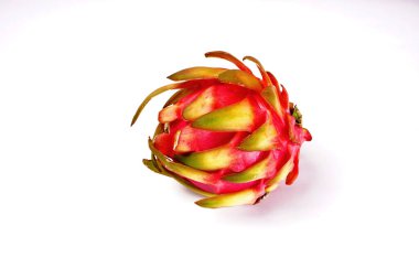 Beyaz arka planda taze olgun ejderha meyvesi