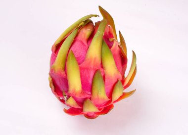 Beyaz arka planda taze olgun ejderha meyvesi