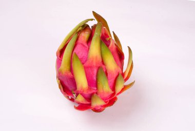 Beyaz arka planda taze olgun ejderha meyvesi