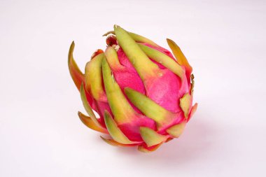 Beyaz arka planda taze olgun ejderha meyvesi