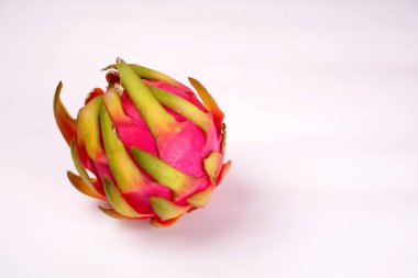 Beyaz arka planda taze olgun ejderha meyvesi