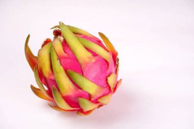 Beyaz arka planda taze olgun ejderha meyvesi