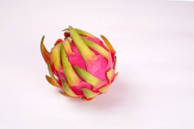 Beyaz arka planda taze olgun ejderha meyvesi