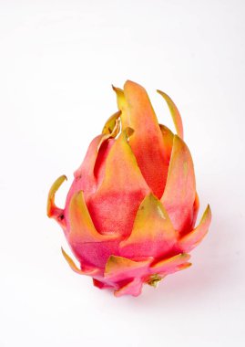 Beyaz arka planda taze olgun ejderha meyvesi