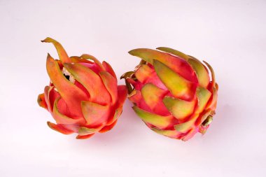 Beyaz arka planda taze olgun ejderha meyvesi