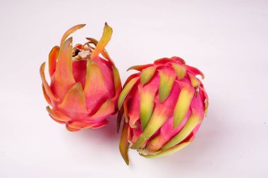 Beyaz arka planda taze olgun ejderha meyvesi